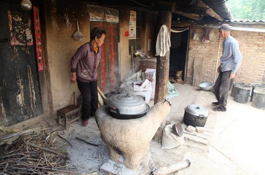 河南7旬农村老人勤劳养牛赚钱,想给3个儿子买房分钱