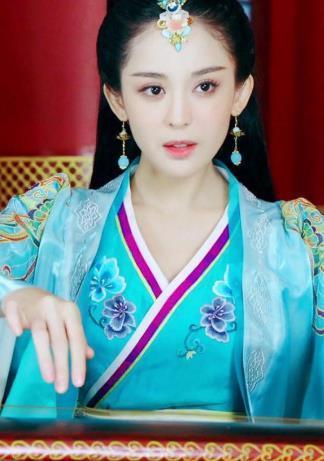 她也是五官精致,美艳型的,在《武神赵子龙》中饰演貂蝉,美得让女主都