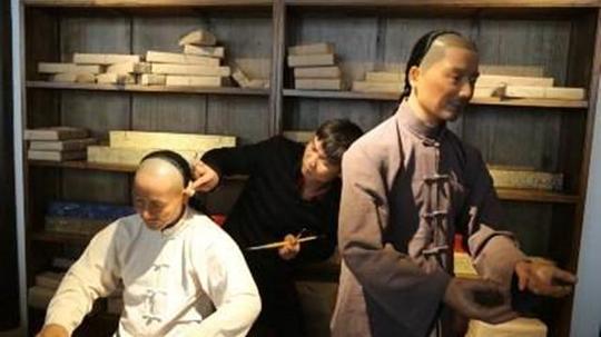 一人在家中发现了两个破旧的箱子打开后没多久他就成了当地首富