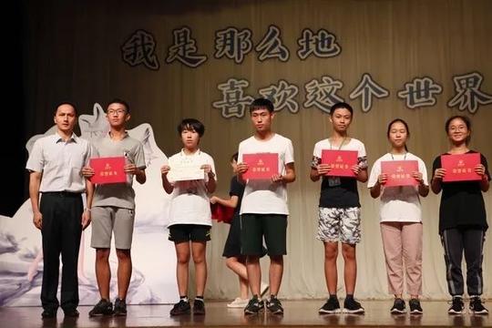 诵经典华章唱中国梦想——我校举行高一级诗歌朗诵会