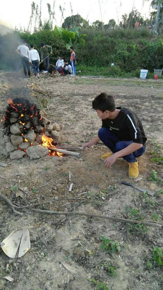 农村里冬天这个时候,最适合跟朋友动手制作烧烤,味道真不错