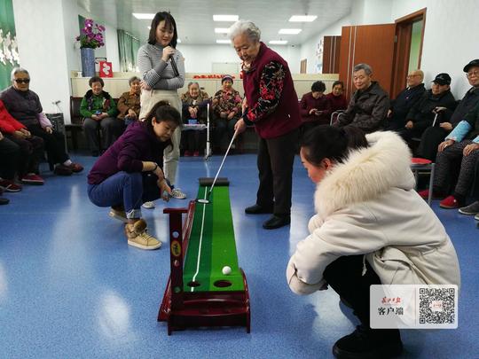 猜灯谜,套圈,打高尔夫,看电影……福利院里老人们花样