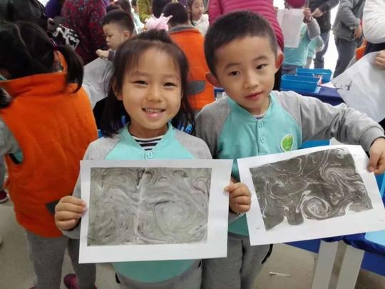 模仿扮演,在角色游戏中满足了孩子的好奇心,社会性发展也有所体现.