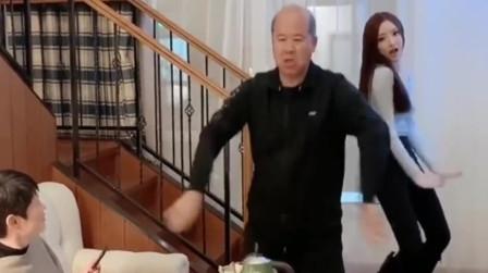 小姐姐展示螃蟹舞，爸爸也毫不示弱，太喜感了!