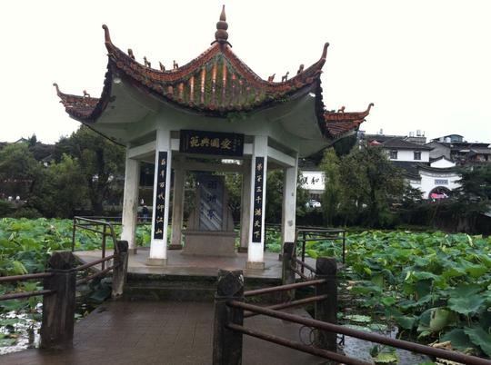雨湖亭上午的和顺下着淅沥沥的小雨,雨中的荷亭,风姿独特!