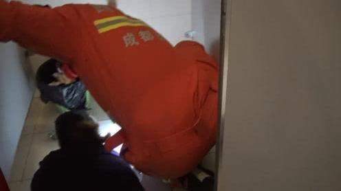 妈妈陪孩子考试手机掉厕所,伸手去捡手又被卡在厕所