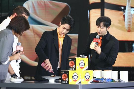 为来伊份20周年庆生王一博带全场跳独创手势舞