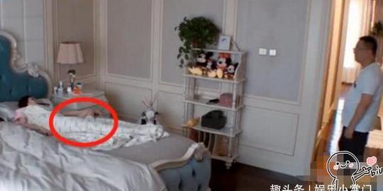 徐璐正在睡觉，爸爸不敲门就闯进去，有谁注意到她的救场动作