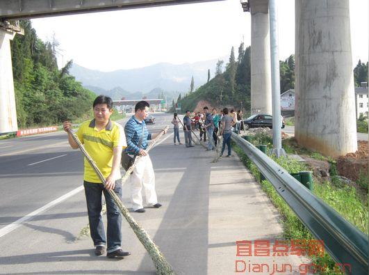 部成员、各中心人员、工勤人员、各村青年干部60余人到翻坝连接线联