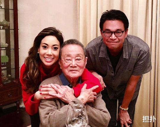 父亲每年可以收租近百亿，67岁才生下她，如今她靠自己创业成富婆