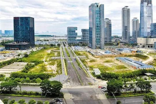 西起后海滨路,北至海德三道,沿线与中心公园路,科苑大道,创业路,海德