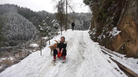 家里下大雪了农村姑娘翻出小时候的玩具雪橇玩的好开心