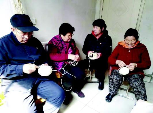 "要不是志愿者帮着想办法,我们老人就没有挣钱的门路.