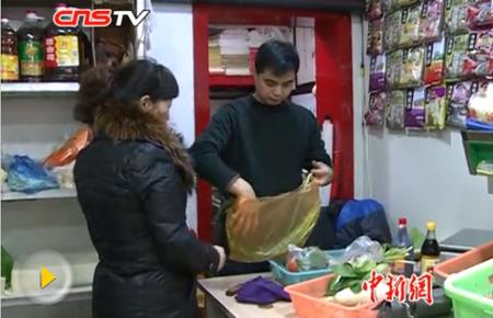 兰州菜商街头创业开店:边卖菜边写书法获顾客点赞