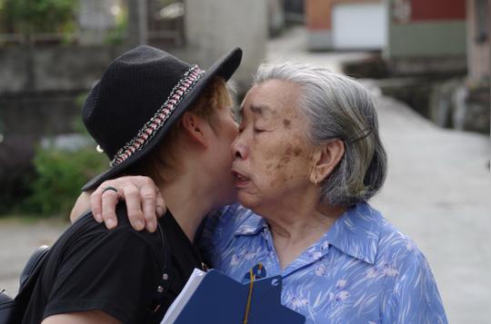 杭州志愿者为近万农村老人拍照留影