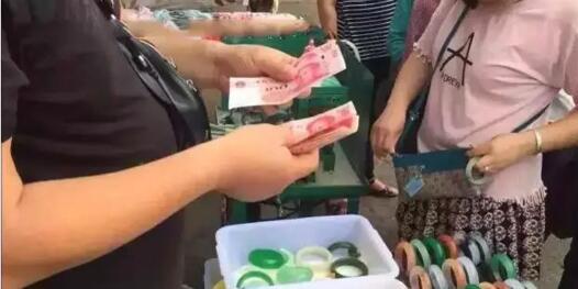 夫妇摆摊卖4年有毒翡翠,竟卖出了肺癌晚期