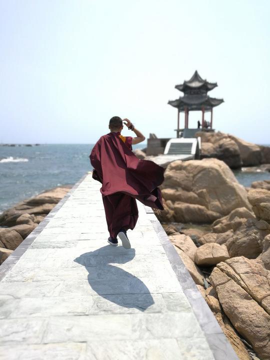 背影为一年轻西藏僧人,寓意在悟道修行的路上.