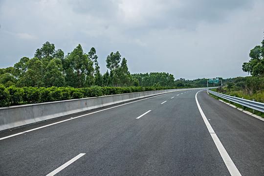 山谷中的高速公路_图片大全—全景创意图库（quanjing.com）中国领先的正版图片视频素材网站