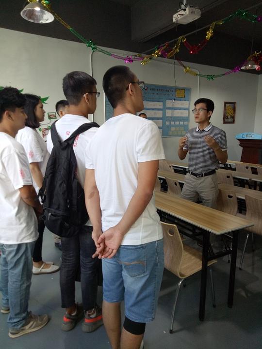 乌鲁木齐易创空间信息科技有限公司马天俊总监向大家讲解企业发展.
