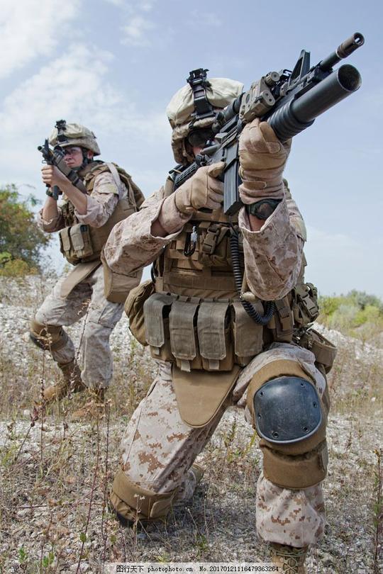 拿着枪的战士图片素材男人枪战士特种兵迷彩服部队军事武器