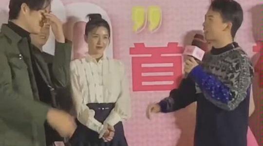 #郭麒麟撩完#钟汉良冷酷无情的撤回自己的手哇哥和麟麟崽的反应太搞笑了#郭麒麟没牵钟汉良的手#