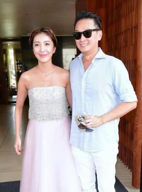 又一对夫妇官宣!女王突然公布婚讯,表白老公:要纠缠一辈子!