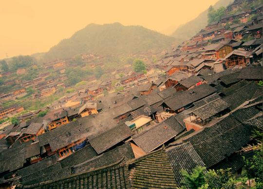 位于贵州雷山县的西江千户苗寨近几年因当地旅游开发被世人所认知