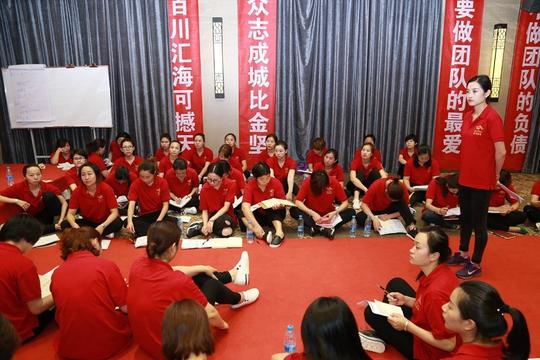 嘉域祥美福州分公司总经理马宁在给市场部在培训