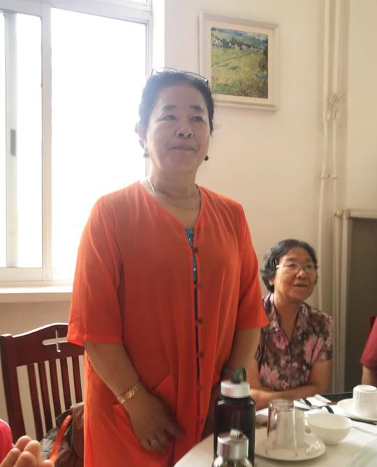 还向长眠创业农场的知青张志生的家人——他的妹妹张志珍赠书一套.