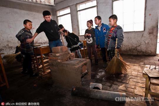 乡村教师街头卖唱赚钱为学生买教具