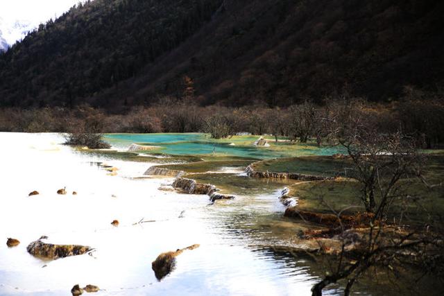 四川黄龙钙华是怎么形成的