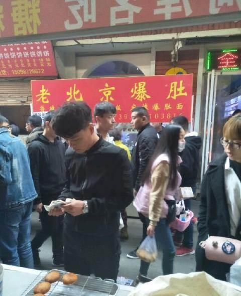 山东英才学院小东门,生意火爆,人流量大,只要项目好,日进斗金不成问题