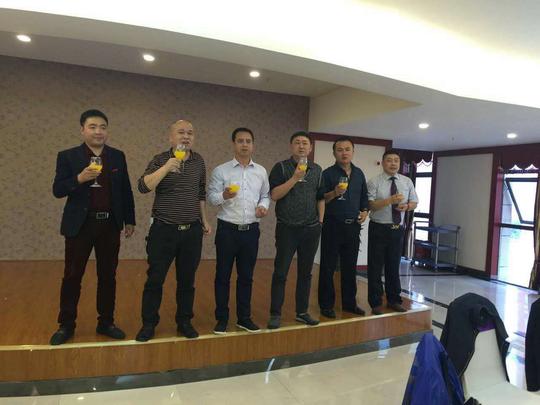 云联惠,众智恒宇,创业商会领导与云粉家人共举杯,为美好的明天干杯.