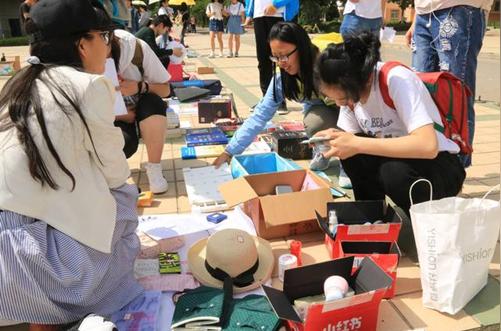 (志愿者们尽职尽责,坚守岗位来源:公益创业协会)
