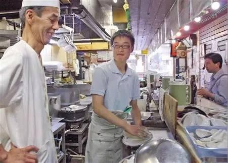 【创业故事】67岁老人开一家小店,让5000多人吃上霸王