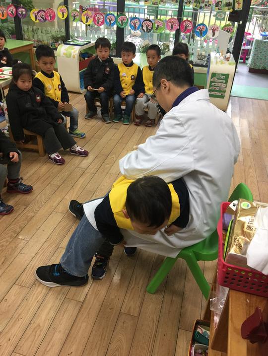 市疾控中心到江北区中心幼儿园为小朋友进行饶虫检测