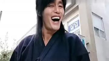 海边涨潮被海水美女冲走搞笑gif动图