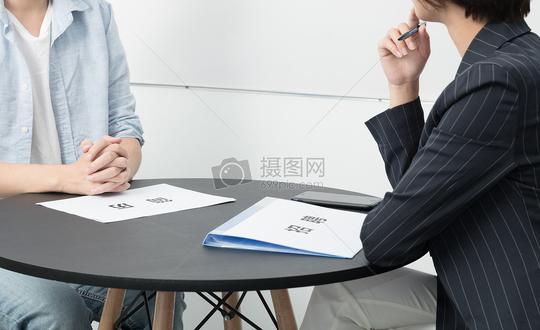 正在开会讨论的商务团队