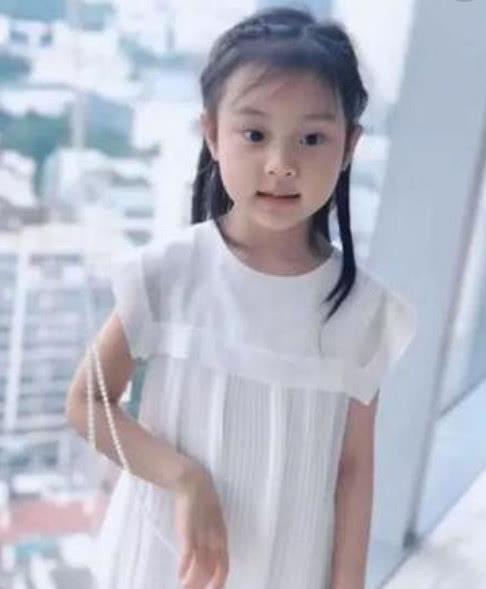 小甜馨终于长大了,笑容灿烂皮肤白皙,淑女范十足