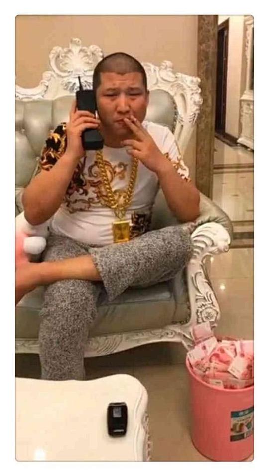 快手主播巴扎黑和娜美,在二驴的直播间互骂,导致二驴直接被封!