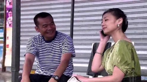 美女老板喜欢上擦车工，就陪着他说话唠嗑，公司的大生意都不做了