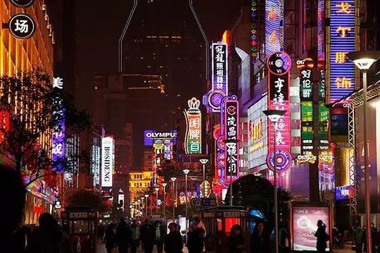 璀璨万隆城|一条繁华的街,霓虹闪烁的夜
