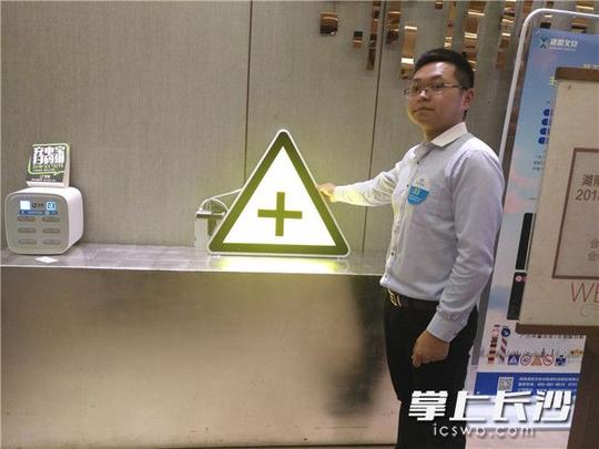 "85后"发明手机贴膜机器人!雨花区创新创业大赛引赞声