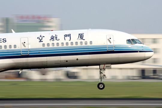 厦门航空飞机降落瞬间--汇图网huitu.com