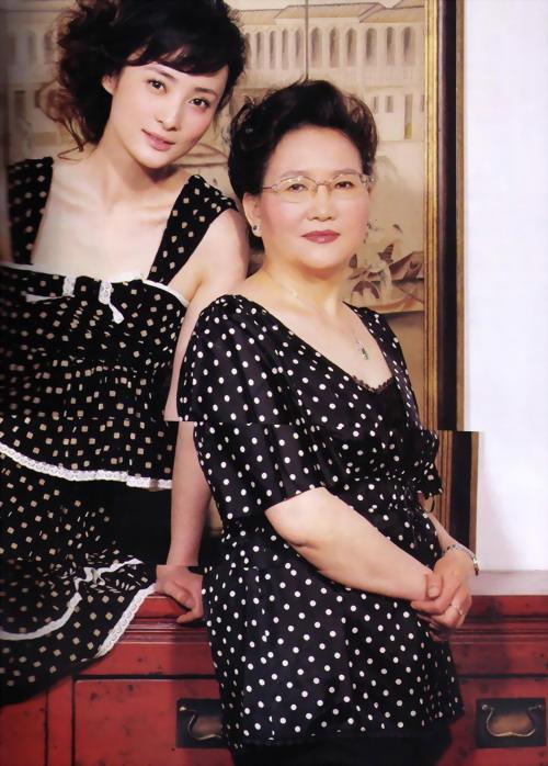 蒋勤勤携母亲出镜<wbr>拍温馨写真娴静优雅