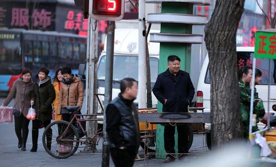 沈阳男子酷似金正恩卖烤串生意火爆(9)