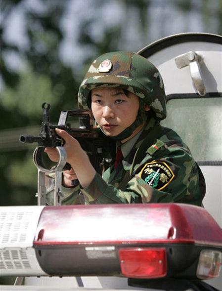 敬晓玲,第九届"中国武警十大忠诚卫士",第二代女特警,多次深入