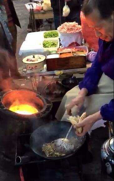 70岁大爷街口卖这种早餐，3块钱一个，每天收入上千元，生意超级火爆!