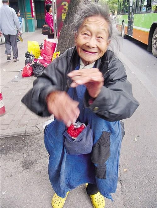八旬老人偏爱露宿街头拾废品赚钱资助拮据女儿