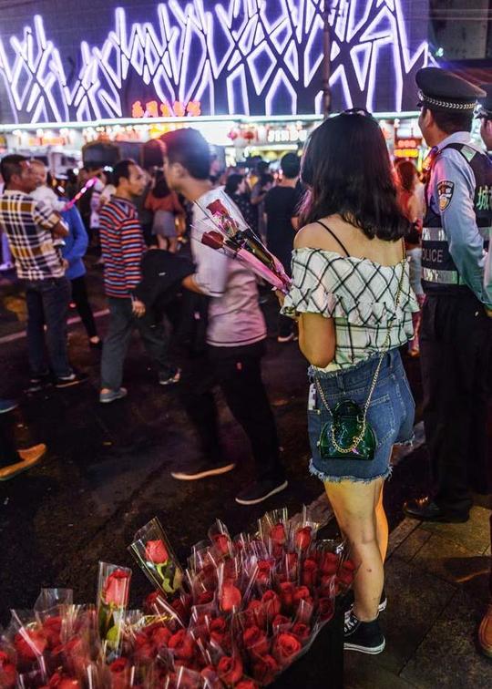 元宵海口街头换花，卖花女的生意看上去有些“惨淡”